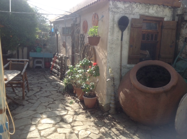 Arminou stone built village house in Cyprus - The pretty courtyard